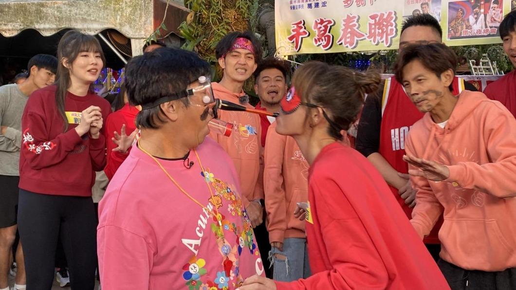 鄭仲茵口含毛筆畫花胡瓜整臉 就是「插不進去」好困擾!