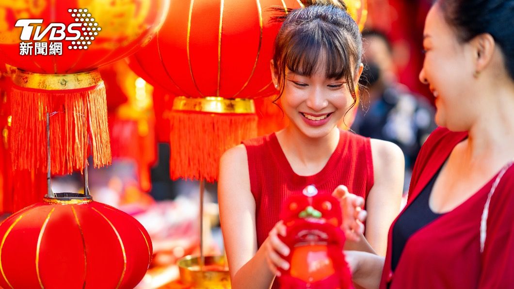 社牛都穿「這2色」!龍年新春3種穿搭 添好運又抓人眼球