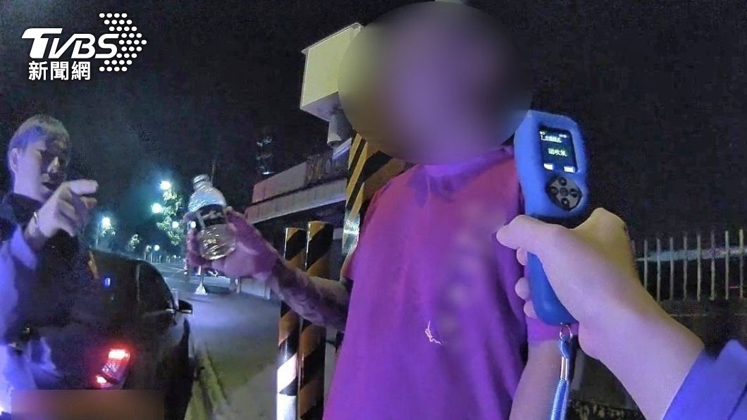自投羅網？高雄男「無視警察」闖紅燈　酒測超標下場慘了