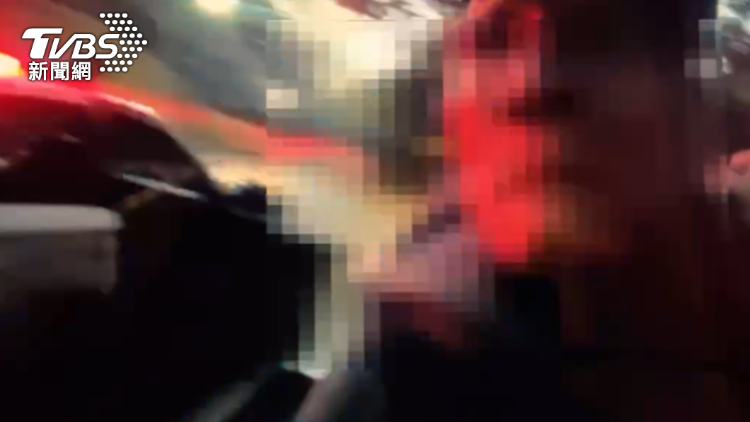 警方將他逮捕後發現，早在去年男子也因縱火被逮卻遭發布通緝。（圖／TVBS）