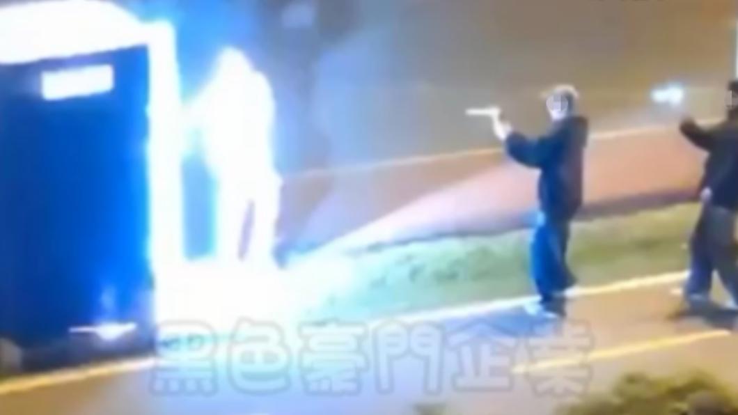 少年往公廁內丟擲煙火,炸毀蹲式馬桶。(圖/翻攝自黑色豪門企業)