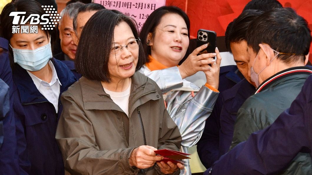 蔡英文關渡宮發福袋!排隊人潮達數百公尺 民眾嗨喊:總統我愛你