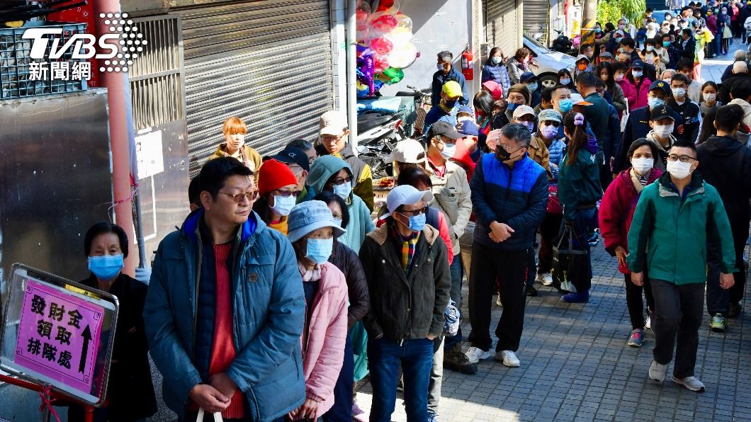 排隊人龍長達數百公尺。(圖/胡瑞麒攝)