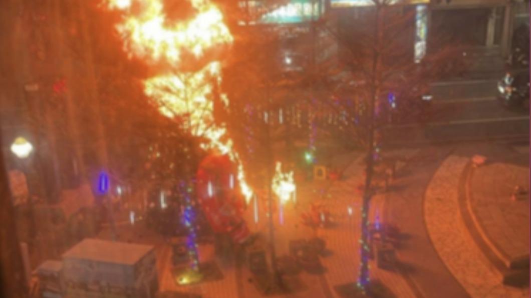 聖誕樹付之一炬。（圖／翻攝自我是頭份人臉書）