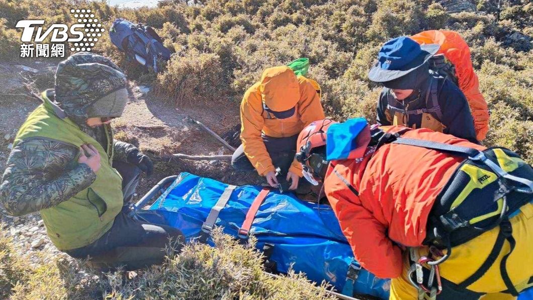 過年獨攀嘉明湖意外昏迷!消防急上山搜救 尋獲時他已凍死