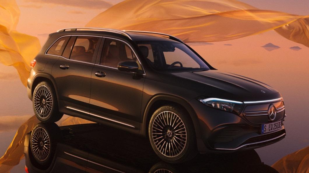 Mercedes-EQ EQB採用全新的黑色面板,正面飾板帶有三芒星造型。(圖/翻攝自台灣賓士官網)