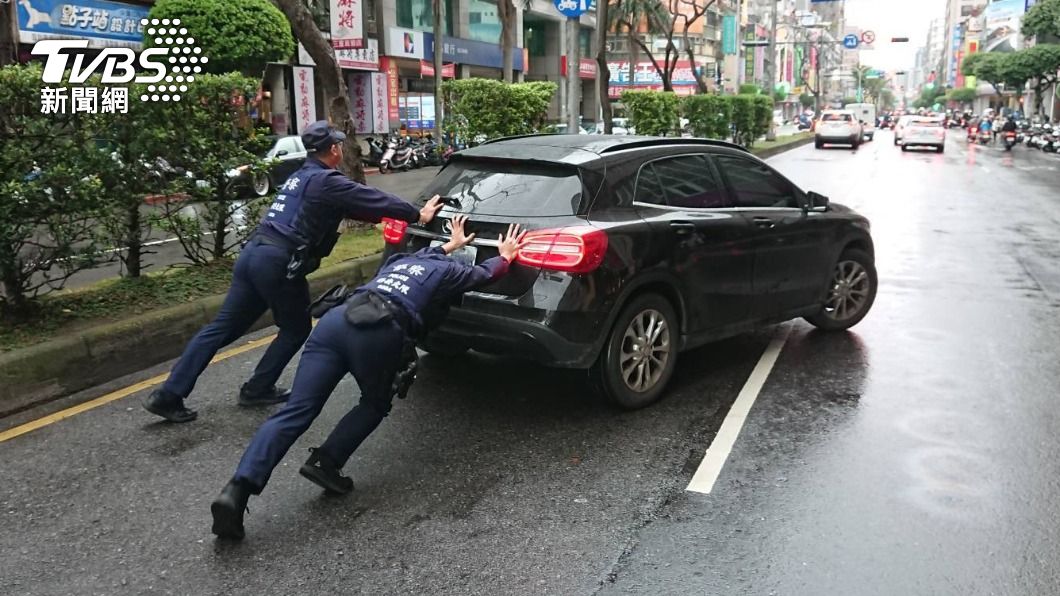 陸嘉偉等人因為民服務推車後,意外查獲通緝犯。(圖/TVBS)