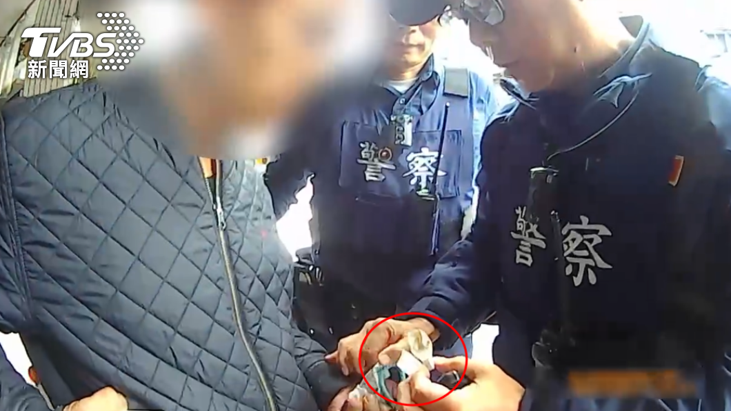 通緝犯看到員警將吸食器和毒品隨意丟棄。(圖/TVBS)