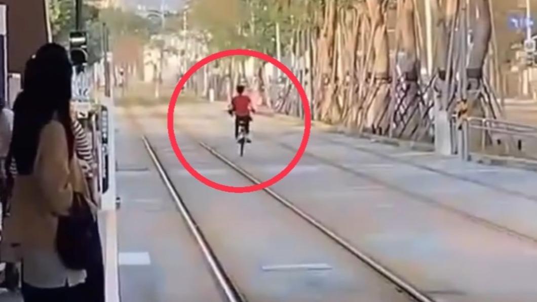高雄阿姨太狠了!輕軌軌道當「自行車道騎」 等車民眾全看傻
