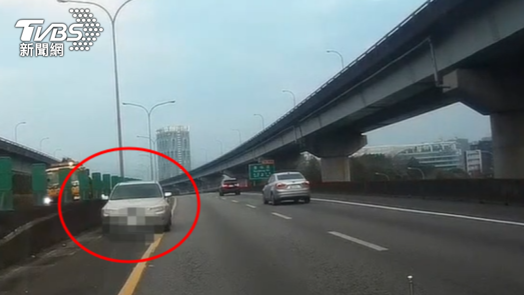 駕駛逆向開在快車道旁，險些和其他車輛發生碰撞。（圖／TVBS）