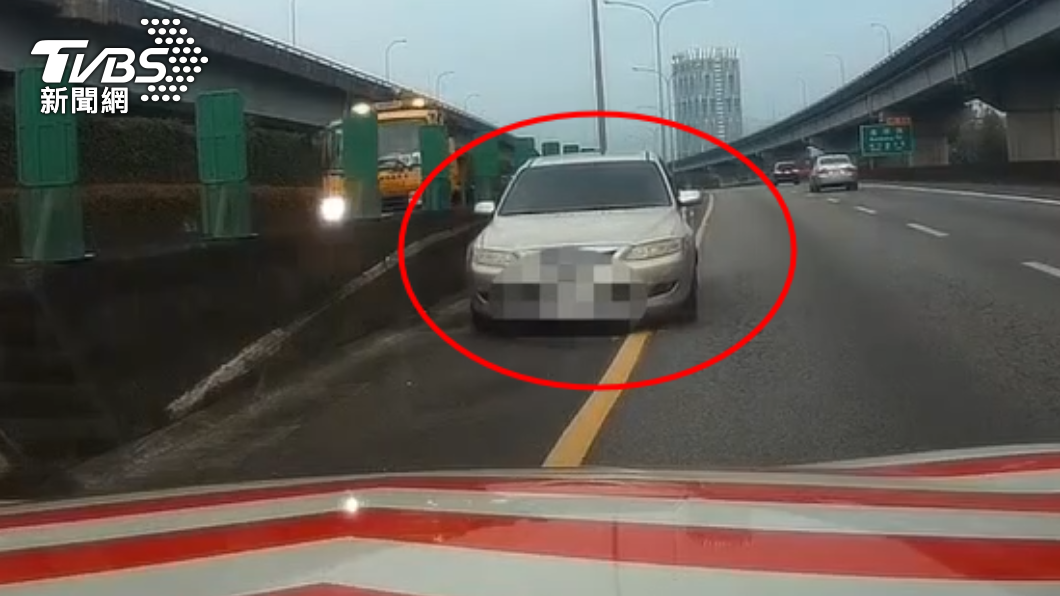 駕駛自稱路況不熟逆向。（圖／TVBS）