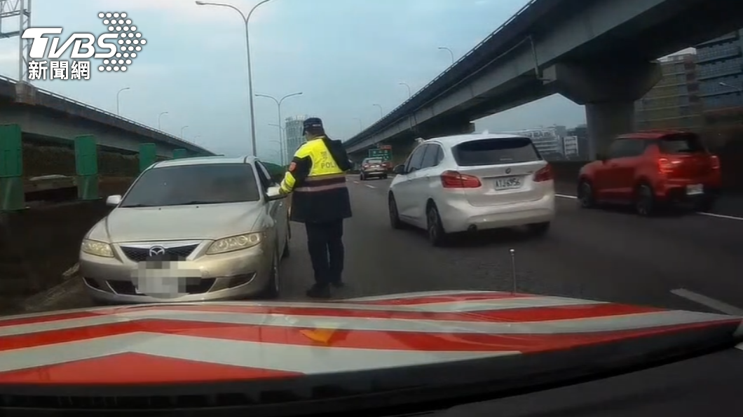 警方當場找拖吊車拖離，並對駕駛開單。（圖／TVBS）