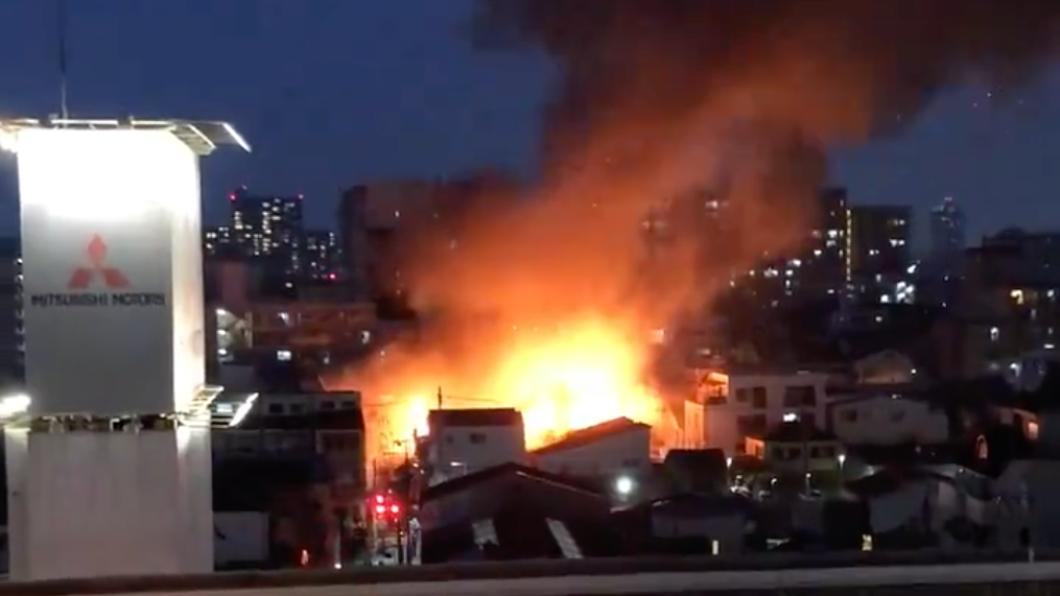 大阪市住宅區大火濃煙猛竄傷亡不明! 居民驚:粉塵飛到我家