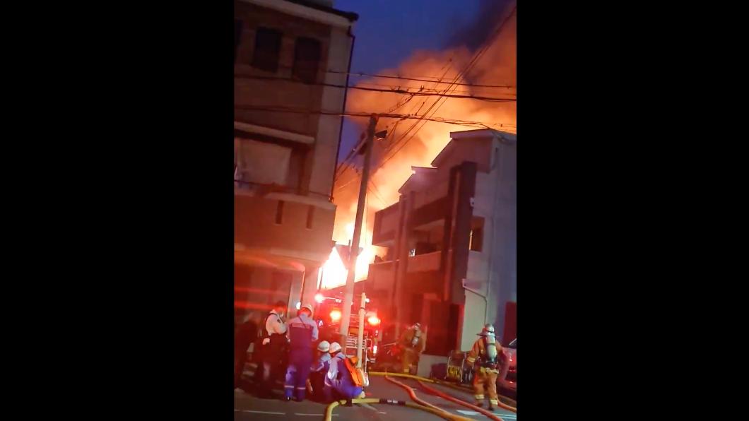 消防當局指出,已經出動38台消防車進行滅火任務。(圖/翻攝自@Gt8VUlzRG7buafO推特)