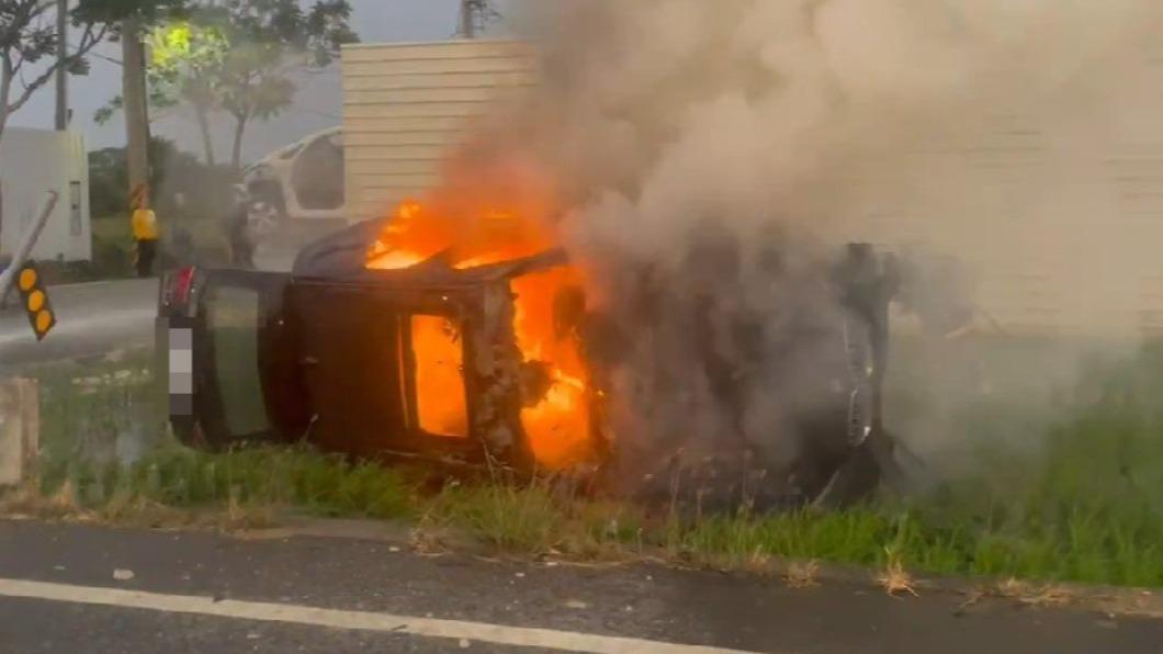 台語歌手自撞火燒車!為閃狗「翻進田起火」 路人曝驚險一瞬間