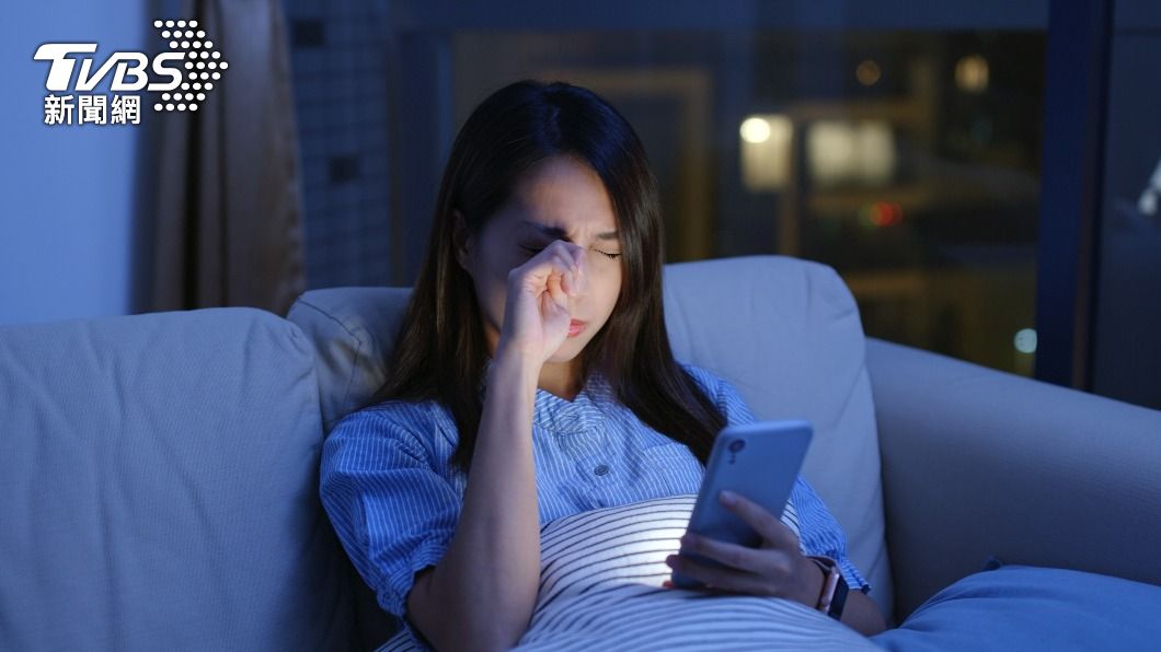姜冠宇提醒,若追劇出現3症狀的話,務必立即停止。(示意圖/shutterstock 達志影像)