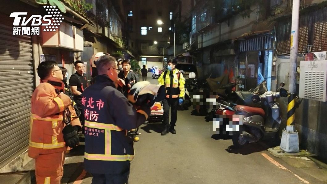 警消進入現場後,發現陳翁倒臥客廳、明顯死亡。(圖/TVBS)