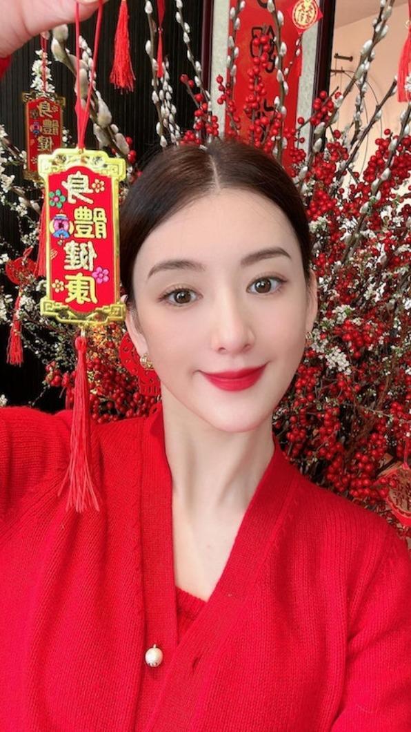 方媛在初二上傳多張與花的合照。（圖／翻攝自方媛IG）