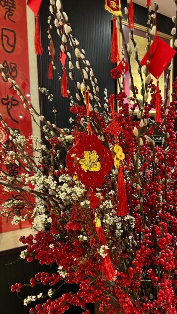 在照片中，有一幅古文字對聯，疑似是郭富城的作品。（圖／翻攝自方媛IG）