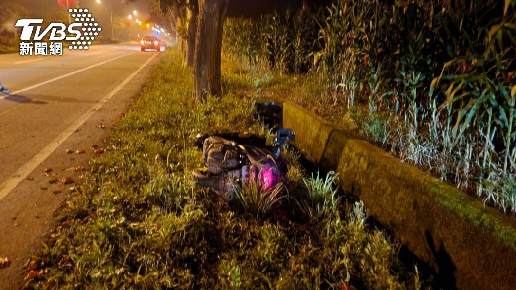 初二自摔身亡!花蓮男騎出路肩摔落排水溝 機車倒地車燈還亮