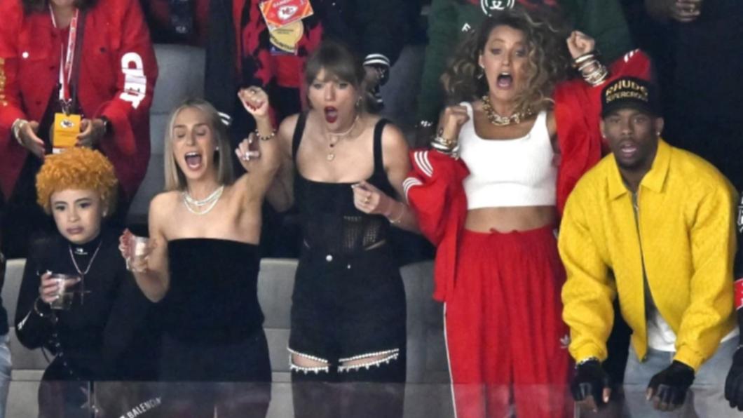 泰勒絲(Taylor Swift)在包廂內看比賽。(圖/翻攝自 X)