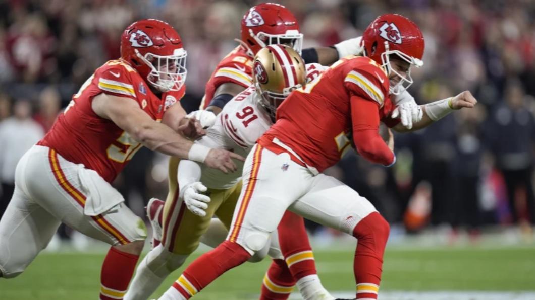 酋長隊明星四分衛馬霍姆斯(Patrick Mahomes)被擒殺。(圖/翻攝自 X)
