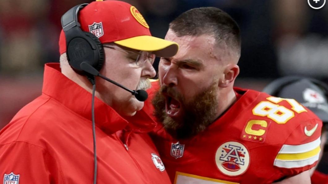 凱爾斯(Travis Kelce)不滿沒被放上場,怒槓總教練。(圖/翻攝自 X)