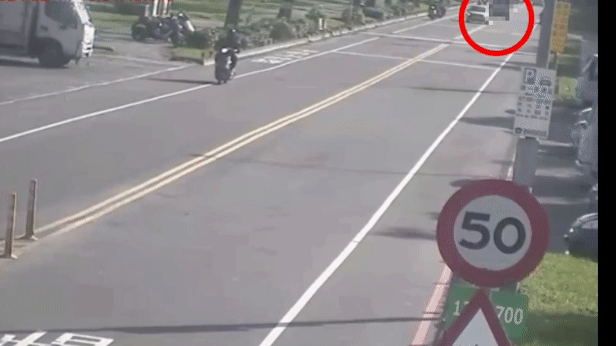 車輛因不明原因衝向對向車道。（圖／TVBS）