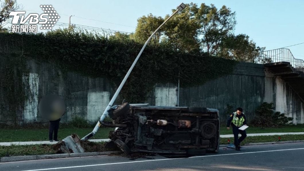 有片/初二出事啦!七旬夫妻開車竟逆向 撞歪路燈車翻2人傷