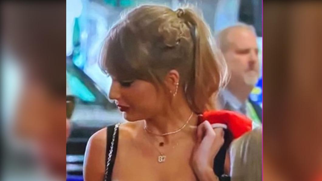 泰勒絲(Taylor Swift)戴上刻有87號的項鍊為男友凱爾斯加油。(圖/翻攝自 X)