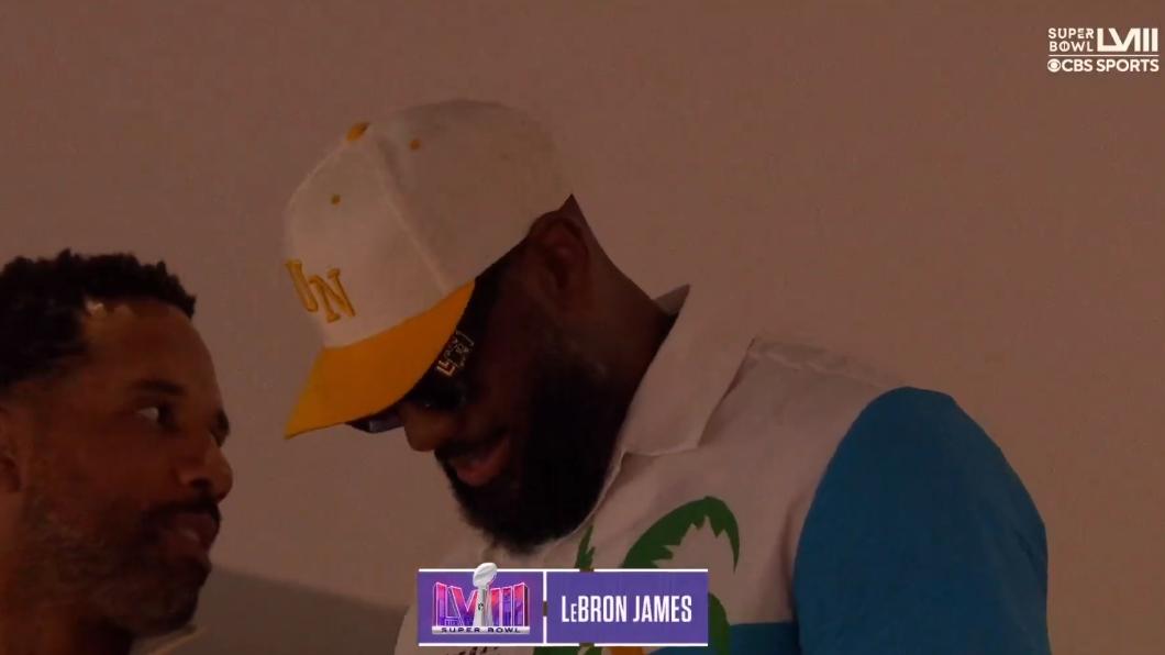 觀看超級盃的LeBron James。(圖/翻攝自@NFL推特)