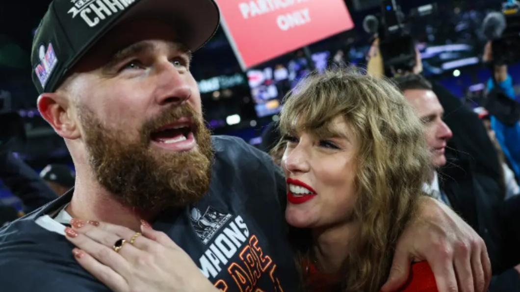 泰勒絲(Taylor Swift)正與球星男友凱爾斯(Travis Kelce)熱戀。(圖/翻攝自《紐約郵報》)