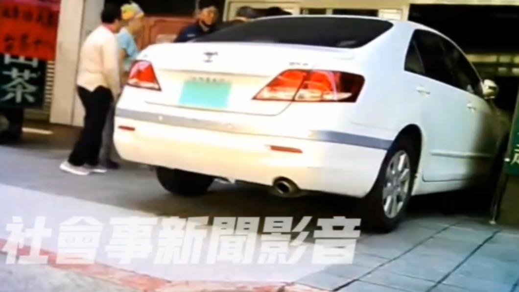 茶行老闆將車輛停在店外騎樓，占用人行道。（圖／翻攝自社會事新聞影音）
