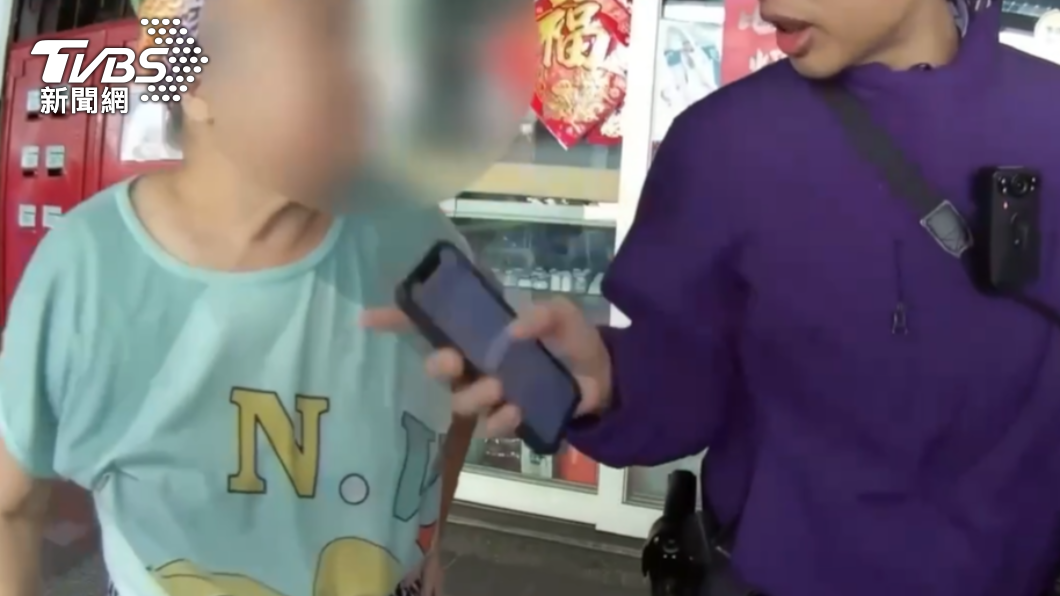 婦人不斷對員警咆哮。（圖／TVBS）