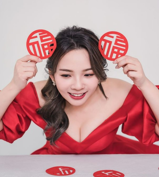滴妹展現傲人上圍。(圖/翻攝自滴妹IG)