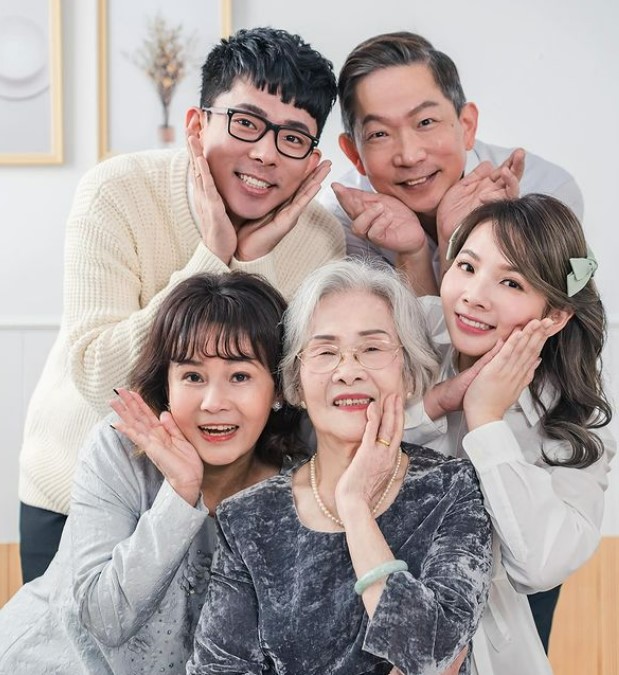 滴妹曬出全家福拜年,一家顏值都超高。(圖/翻攝自滴妹IG)