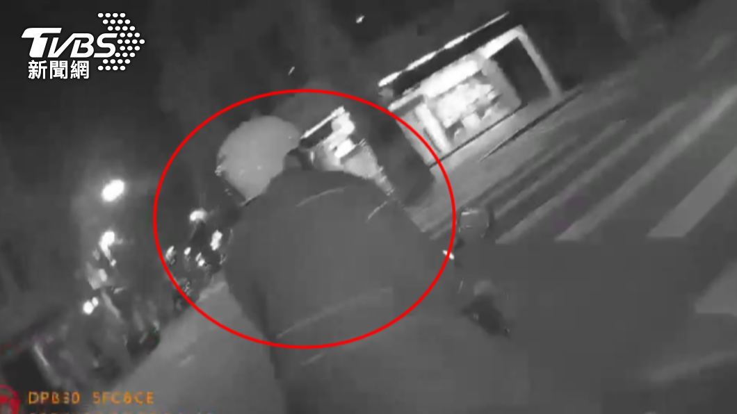 警方執行路檢時發現陳姓員警接連闖紅燈，因而將他攔下。（圖／TVBS）