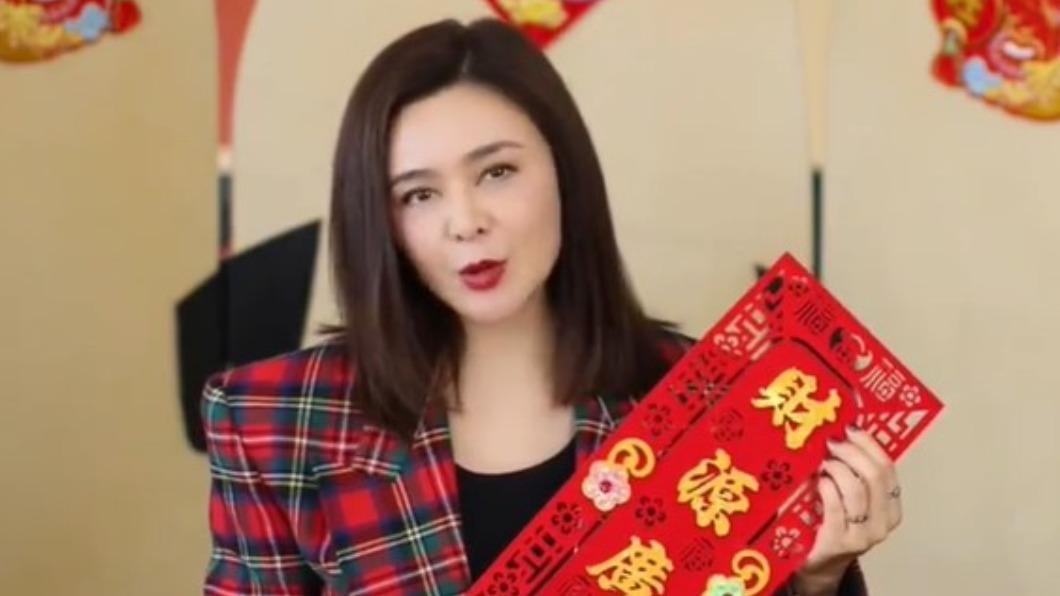關之琳11日拍片向粉絲拜年。（圖／翻攝自微博）