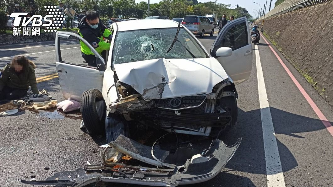 宜蘭台2線駕駛自撞路邊壁 暴衝燈桿「車尾翹高」重落地2人傷