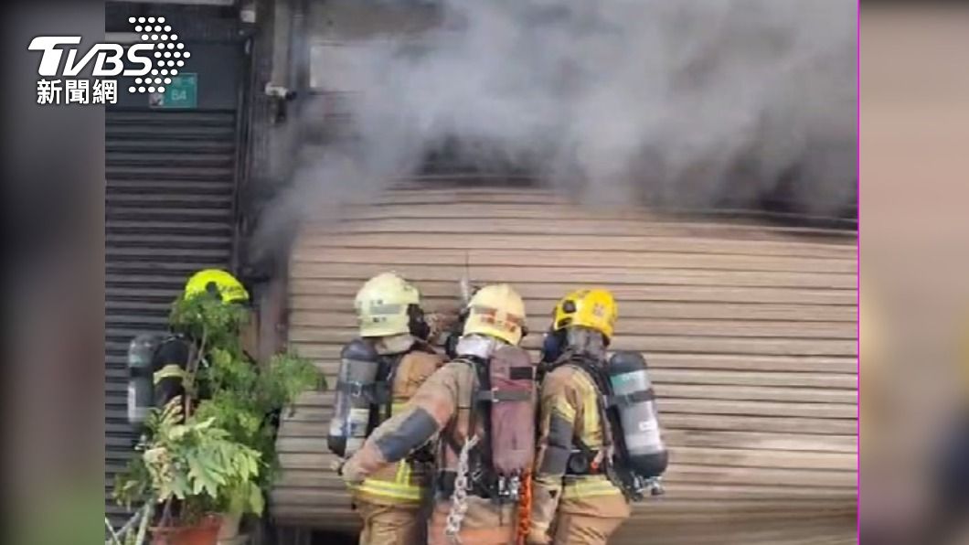 台南國華街火燒厝!濃煙狂竄還傳爆炸聲 鐵捲門疑被炸到變形
