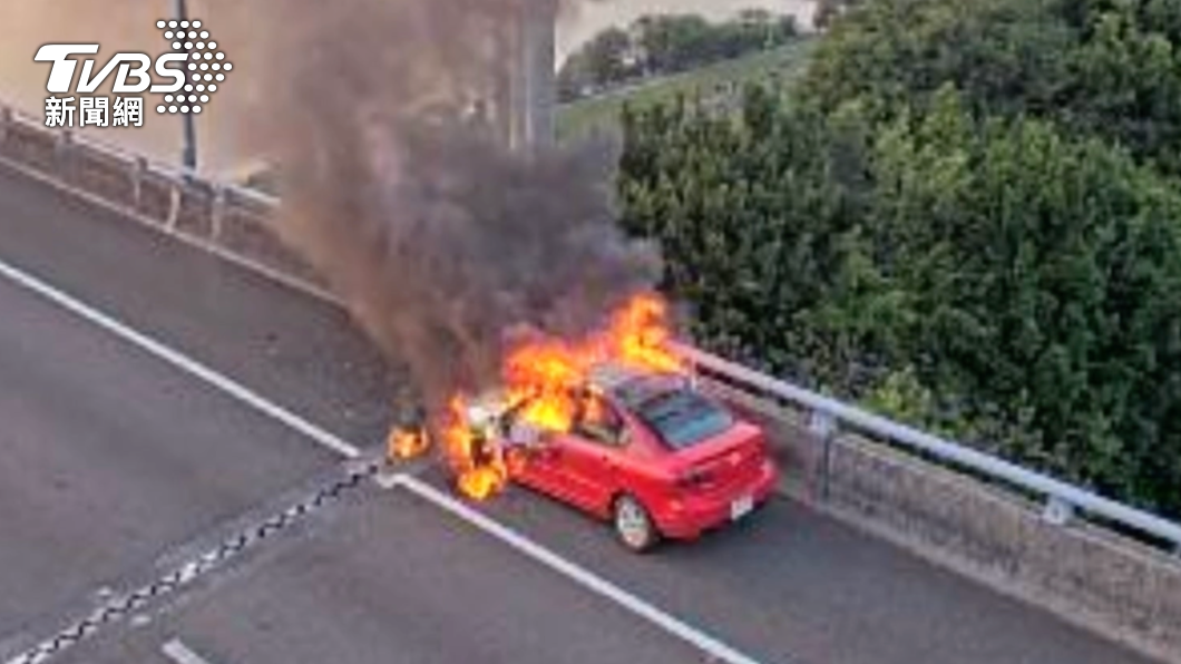 快訊/國1環北段高架火燒車!火勢黑煙竄天際 占外線路肩