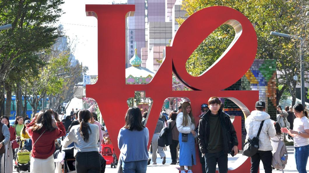 暖陽好天氣民眾出遊。(圖／胡瑞麒攝)