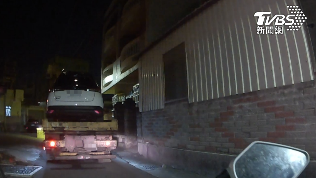 阿北出事了!「小鴨」車頭插進田中 酒醉伯嚇壞秒醒還想逃