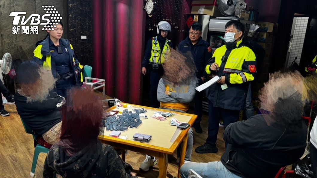 警方於現場查獲賭資和抽頭金。(圖/TVBS)