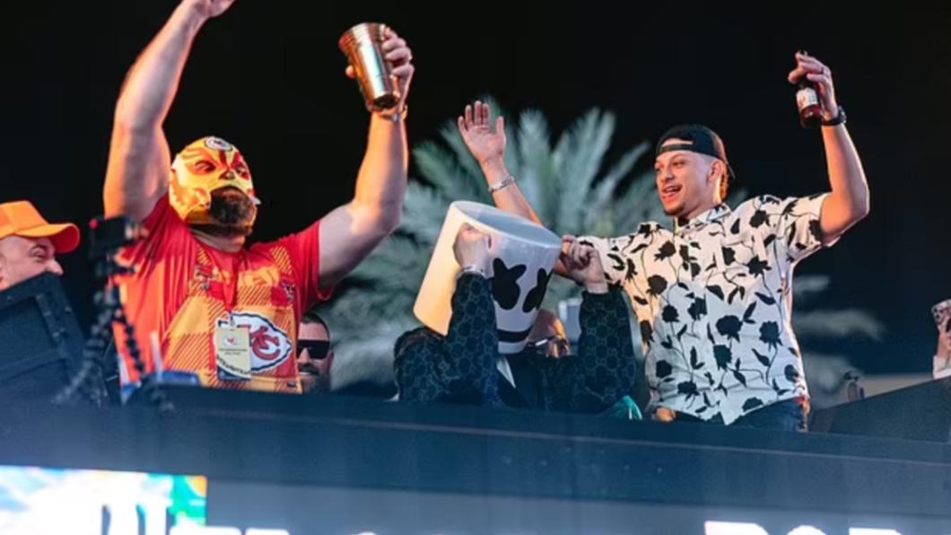 凱爾斯哥哥傑森（Jason Kelce）、知名DJ棉花糖（Marshmello）、酋長四分衛馬霍姆斯（Patrick Mahomes）。（圖／翻攝自 X）