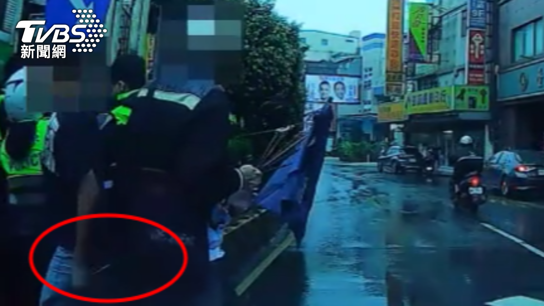 鄒姓男子於混亂中搶走員警警棍。(圖/TVBS)