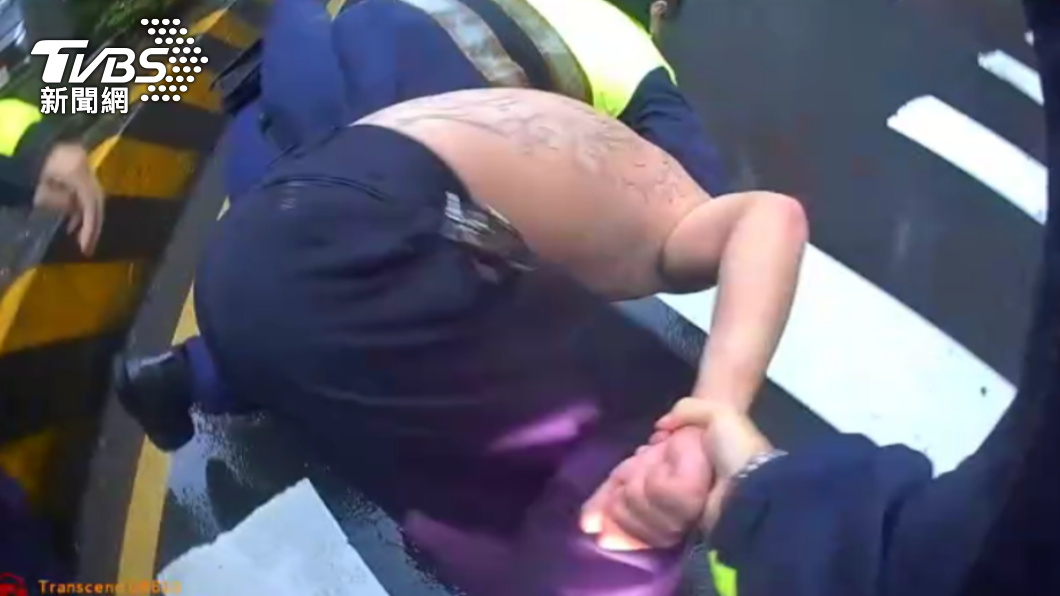 許姓友人嗆警三字經遭壓制。(圖/TVBS)