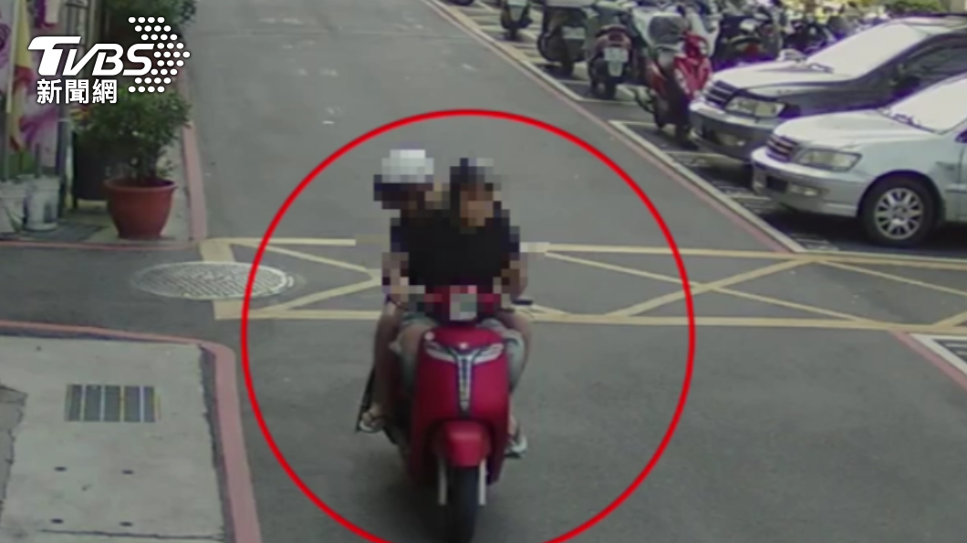 新北「兇」弟檔!帶超長開山刀騎車大街晃 見警解釋這用途