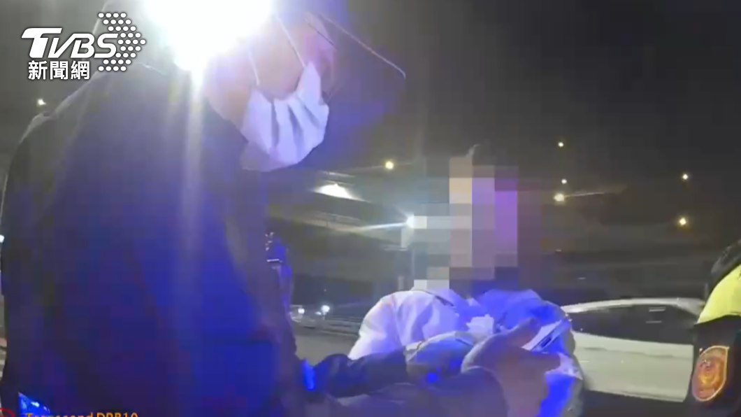 女友並無喝酒因此頂替男友騎車，殊不知仍被識破。（圖／TVBS）