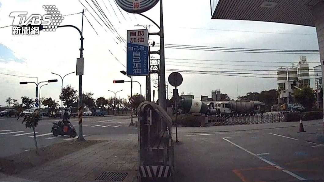 員警協助將機車牽到加油站停放。(圖/TVBS)